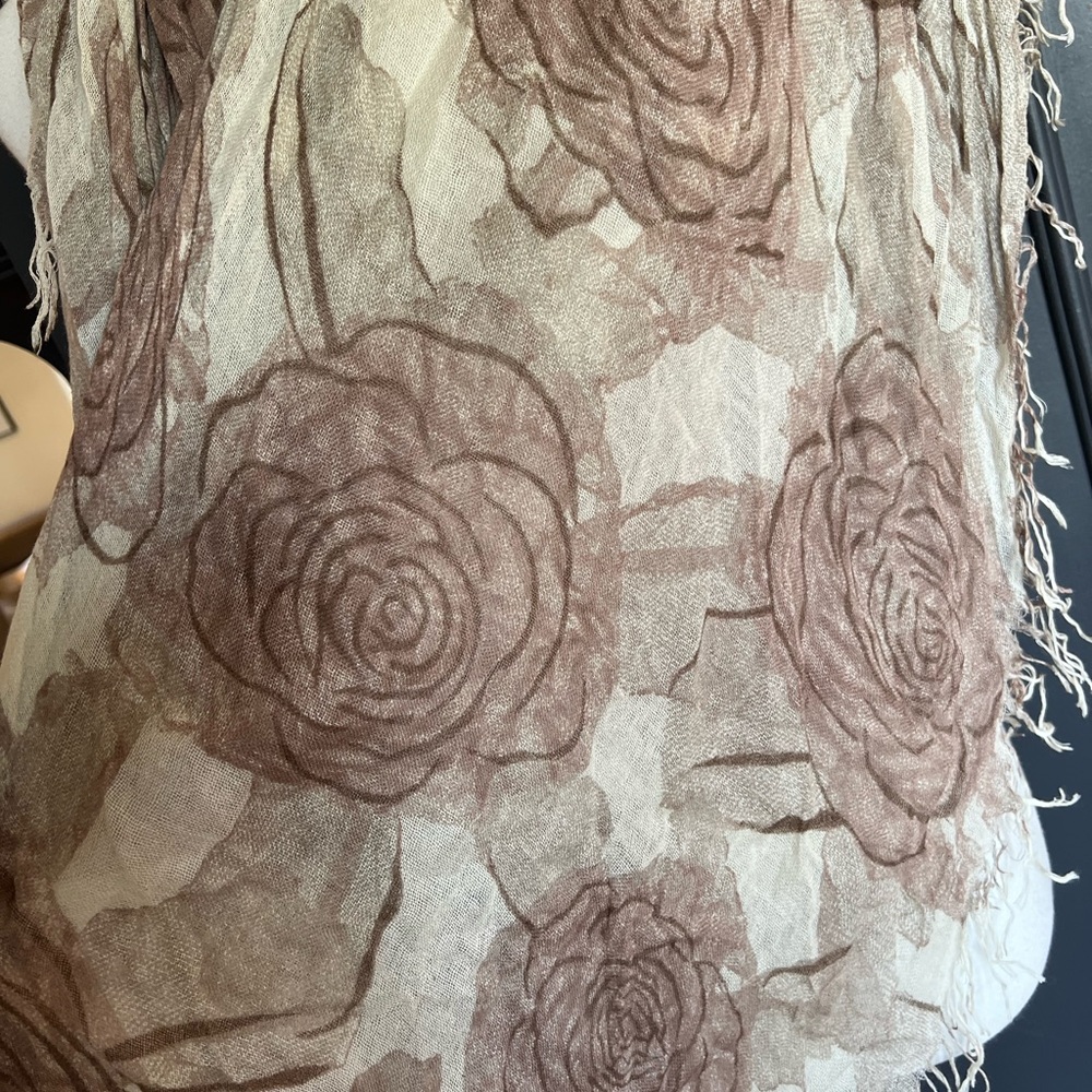 New Auth Chan Luu Rose Print Cashmere Silk Scarf Color: Cameo Rose Combo - Picture 5 of 6